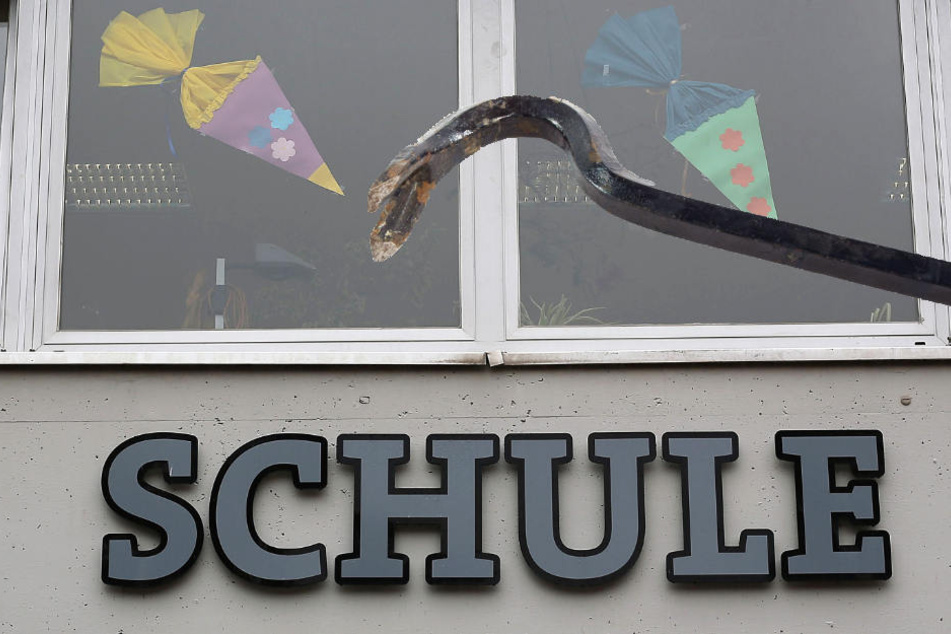 Die Täter drangen in die Schule ein und entnahmen ein Werkzeug, mit welchem sie weitere Räume aufbrachen (Symbolbild).