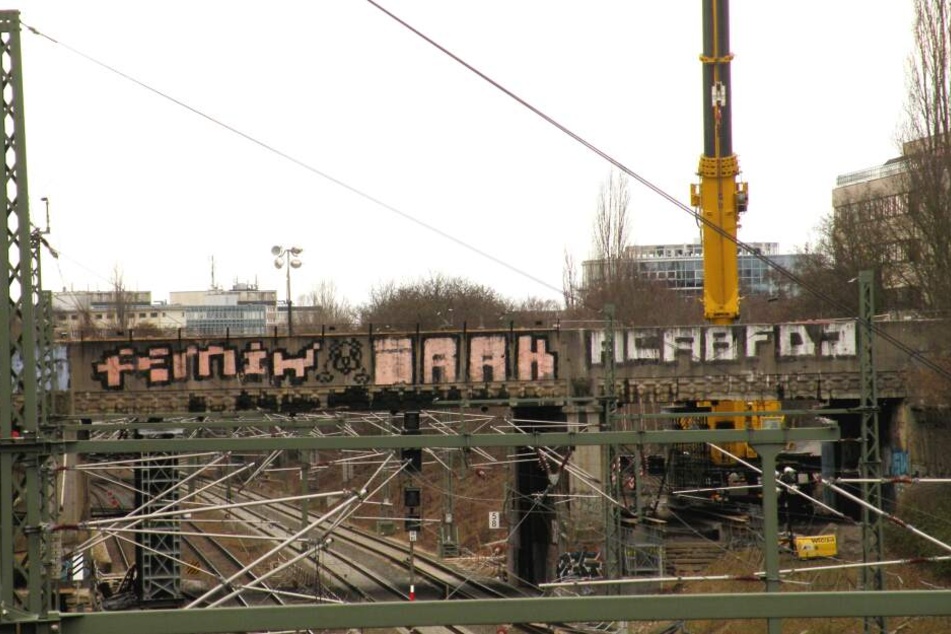 Da stand sie noch, die alte Brücke, die das Völkerschlachtdenkmal und das alte Messegelände verbunden hat.