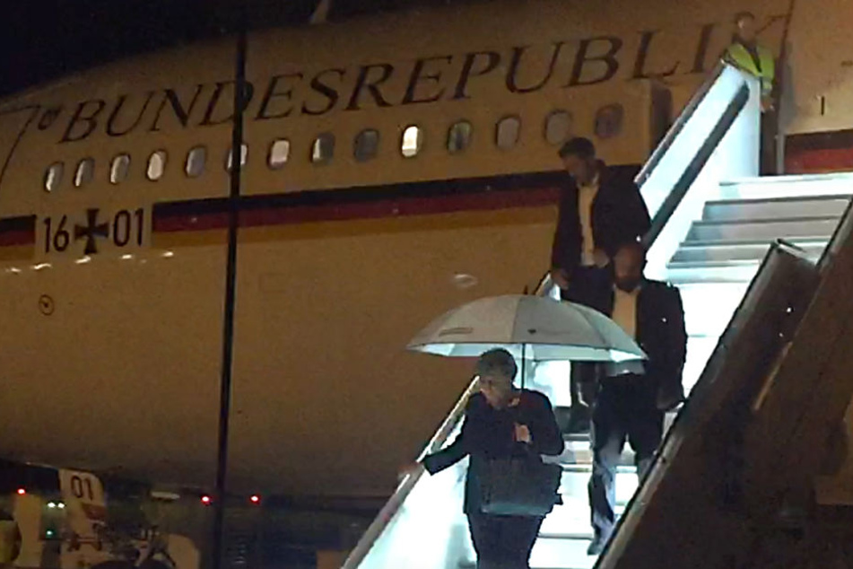 Gegen 19 Uhr startete der Kanzlerinnen-Flieger in Berlin, landete nach den Zwischenfällen dann um circa 21 Uhr in Köln.