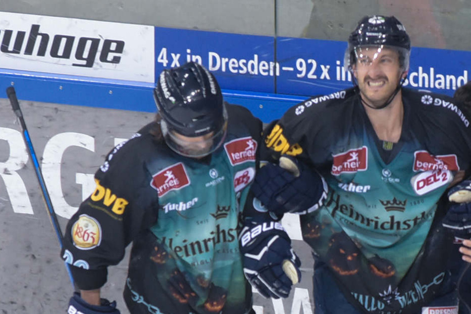Mit schmerzverzerrtem Gesicht musste Harrison Reed (rechts) gestützt vom Eis herunter.