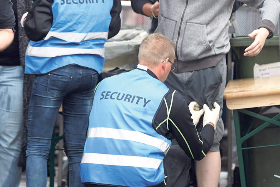 Torsten Rümmler (48) von„Securitas“ spricht mit zwei Mitarbeitern. Die Firma sucht dringend weitere Wachmänner.
