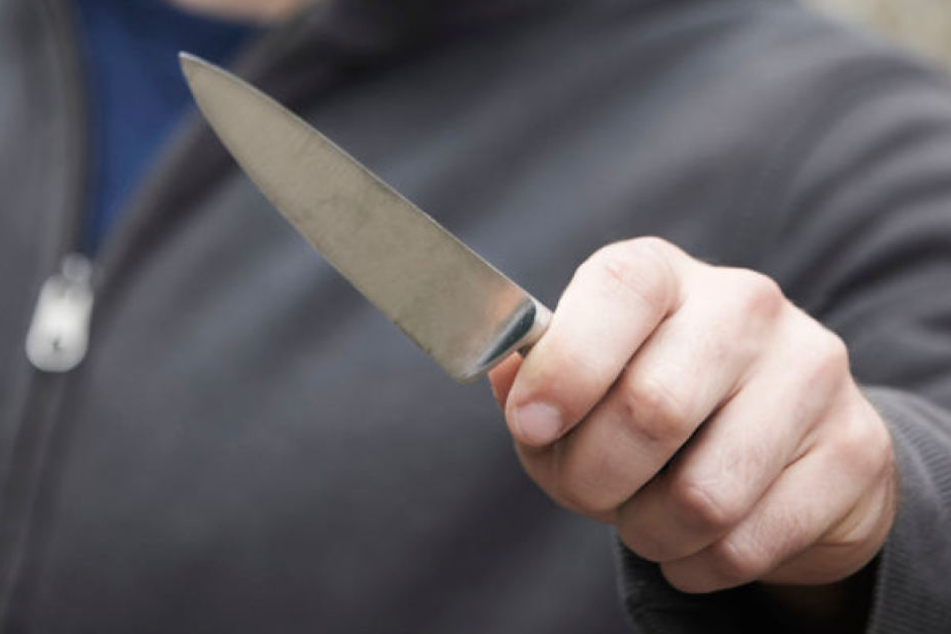 Der Räuber lockte die beiden Fußgänger in die Parkanlage. Dort zückte er ein Messer. (Symbolbild)