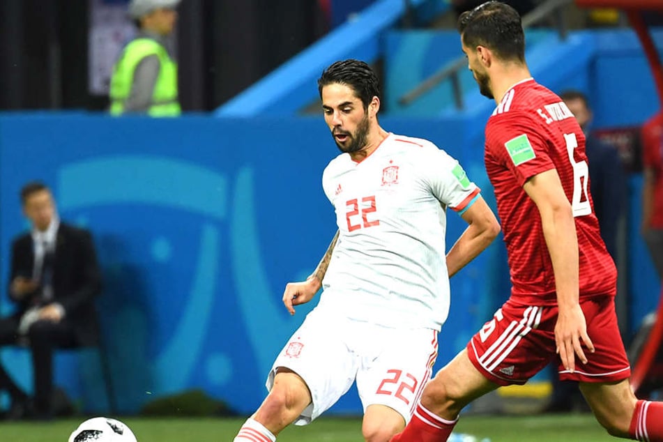 Isco (26) mit der Rückennummer 22 ist vor seinem spanischen Gegenspieler am Ball.