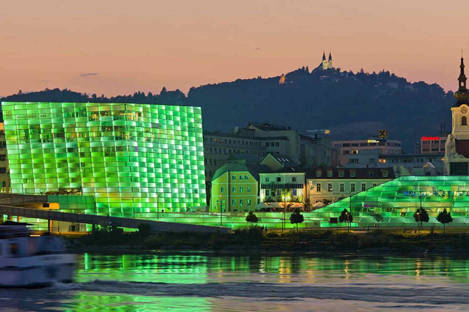 Das „Ars Electronica“-Festival hüllt Linz in futuristische Farben. Es wird
auch die Chemnitzer „Industrie 4.0“-Ausstellung betreuen.