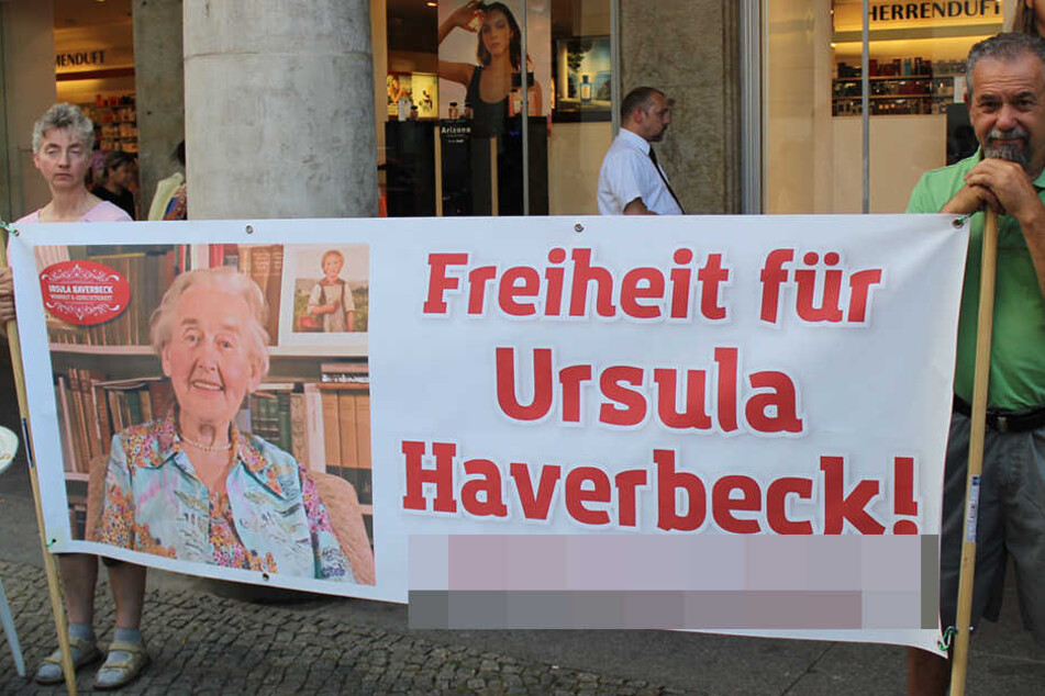 Gegen die Unterstützer einer Holocaust-Leugnerin am Rande von PEGIDA ermittelt jetzt die Polizei.