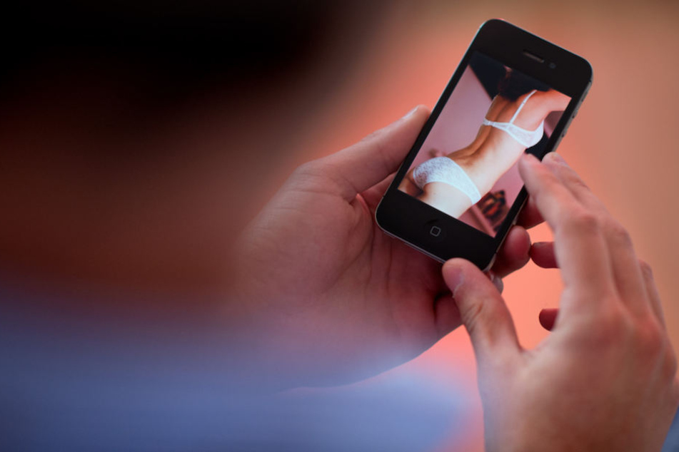 Die Polizei warnt vor dem Verschicken von intimen Fotos. (Symbolbild)