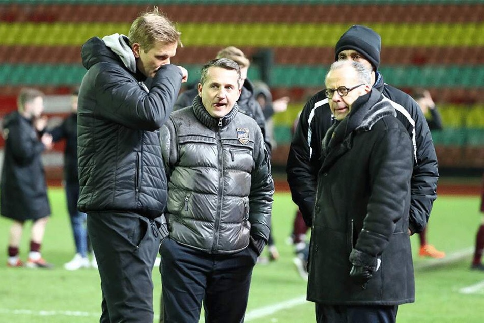 Nachdenkliche Gesichter in Berlin: Trainer David Bergner (l.) und Sportvorstand Thomas Sobotzik sahen eine verunsicherte Chemnitzer Mannschaft.
