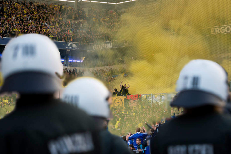 Können die Polizisten im anstehenden Revierderby das Abfackeln von Feuerwerkskörpern verhindern? Wohl eher nicht ...