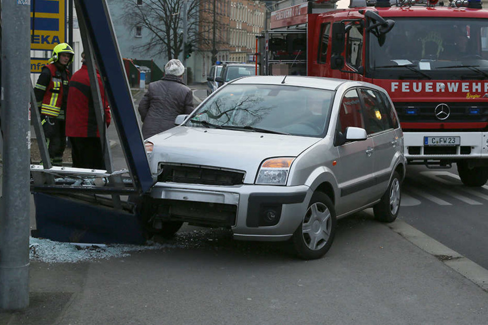 Der Schaden am Auto und an der Tafel wird auf rund 7000 Euro geschätzt.