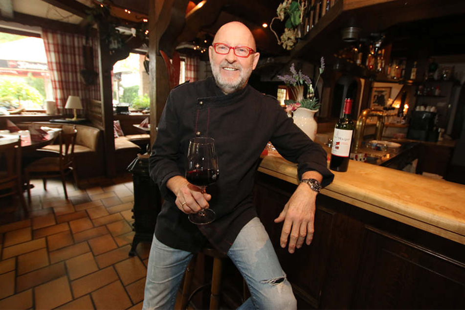Wolfgang Zindler genießt die letzten Tage auch gerne mal mit einem Gläschen Wein.