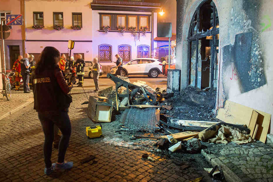 Es wird vermutet, dass das Feuer mit Absicht gelegt wurde.