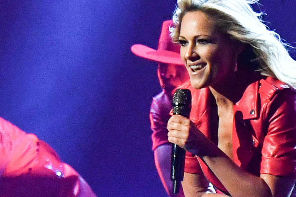 Helene Fischer bei einem Auftritt mit ihren Tänzern.