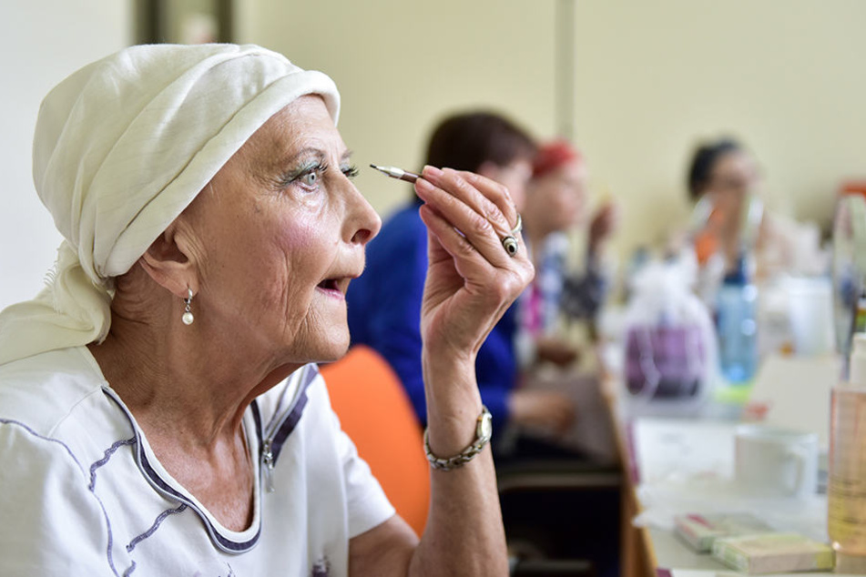 Karin Mahnke (72) genießt es, sich im Kosmetik-Seminar zu schminken.