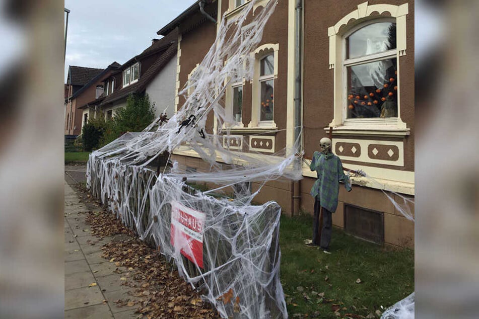 Die Fassade ist mit einem riesigen Spinnennetz verkleidet. Auch eine Skelett-Figur darf nicht fehlen.