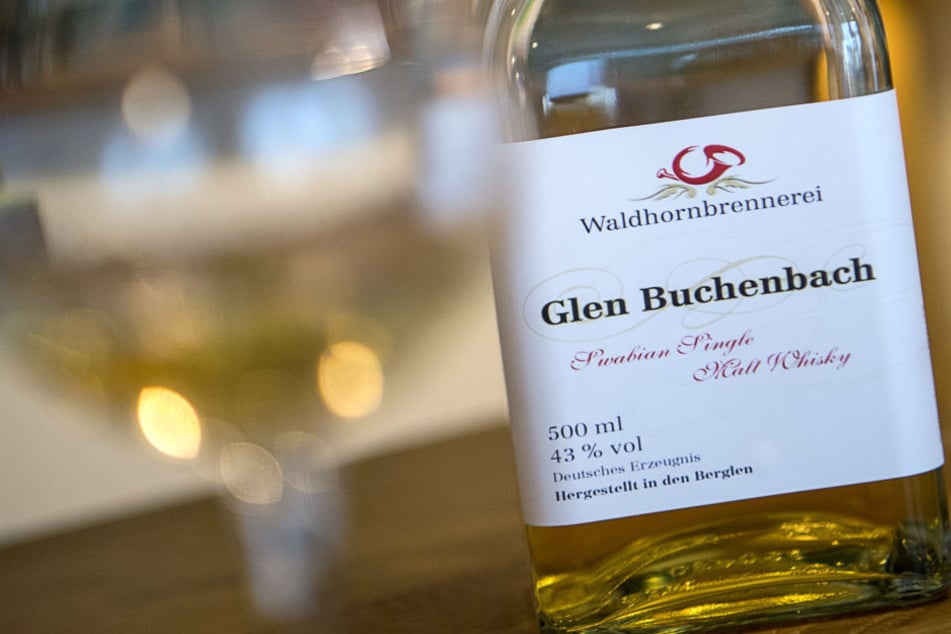 Eine Flasche des Whiskys "Glen Buchenbach" steht auf einem Tisch im Hofladen der Waldhornbrennerei.