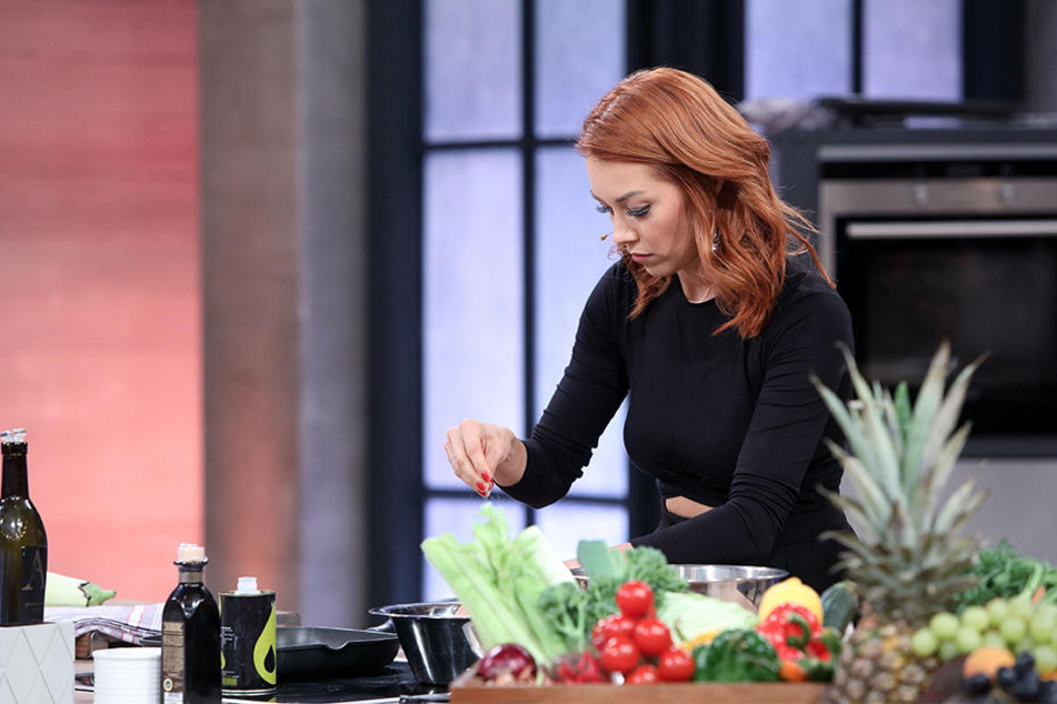 Oana Nechiti zaubert als Vorspeise ein veganes Gericht.