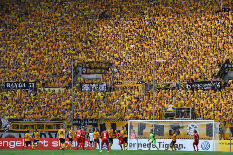 Rund um das Spiel blieb es friedlich. Die Dynamofans standen wie eine Wand hinter ihrem Verein.