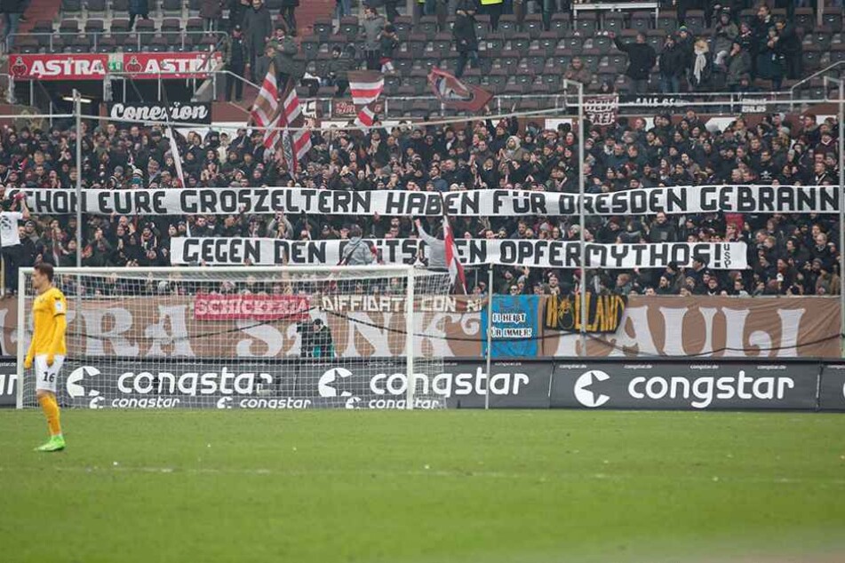 Dieses Banner auf Kosten der Opfer des Bombenangriffs vom 13. Februar 1945 sorgte für viel Empörung.