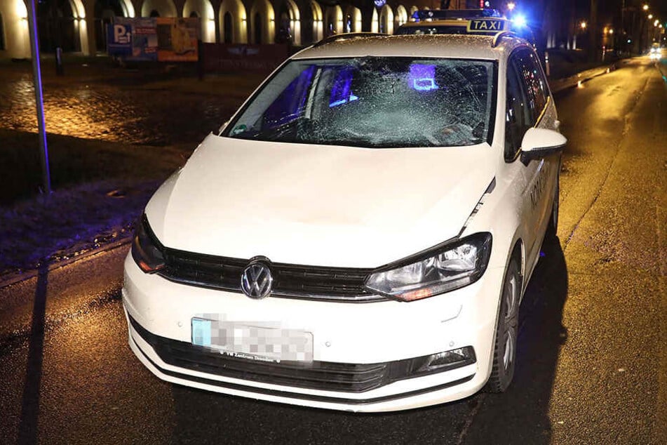 Der Taxi-Fahrer leitete sofort eine Notbremsung ein, doch erfasste den Mann.