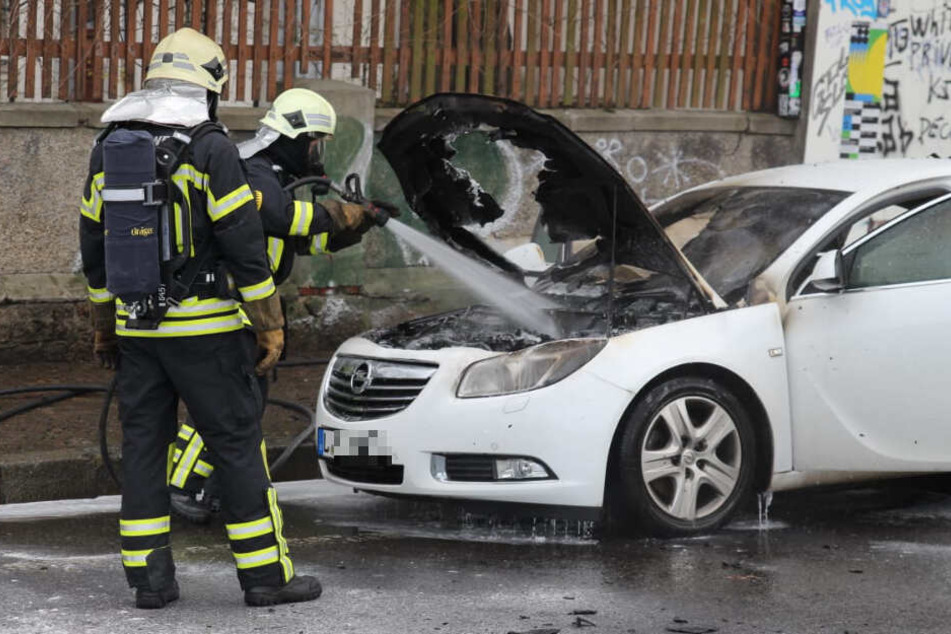 Kameraden der Leipziger Feuerwehr mussten einen brennenden Opel in der Spinnereistraße löschen.
