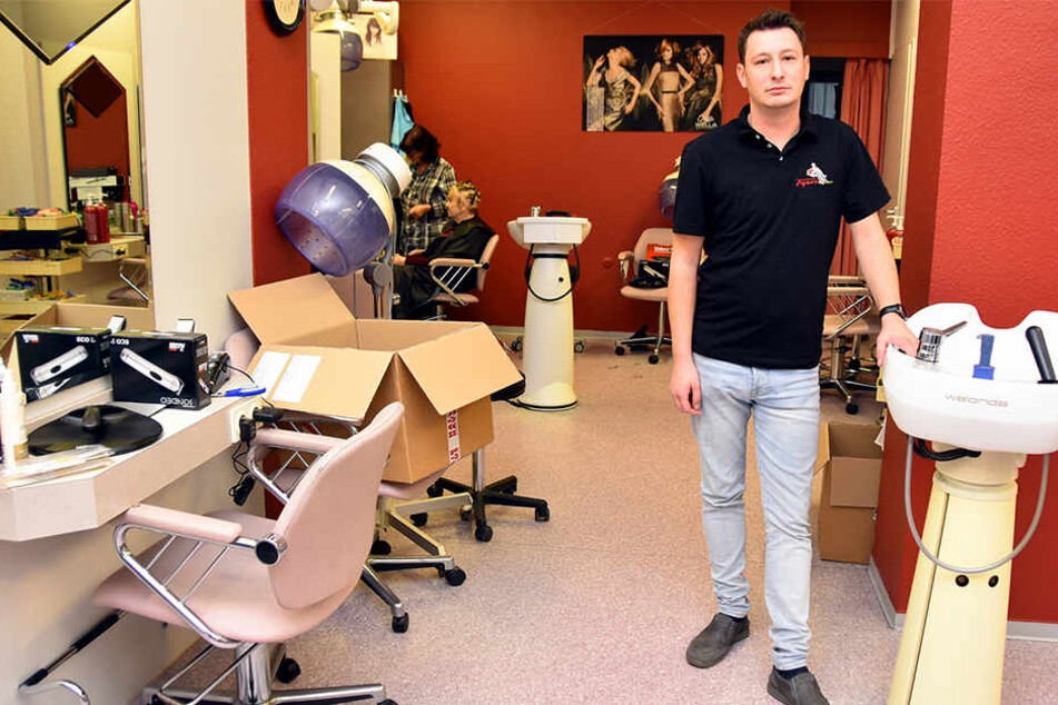 Friseur Tobias Pätzold (31) musste seinen Salon einen Tag geschlossen halten, weil Einbrecher fast alle Scheren mitgenommen hatten.