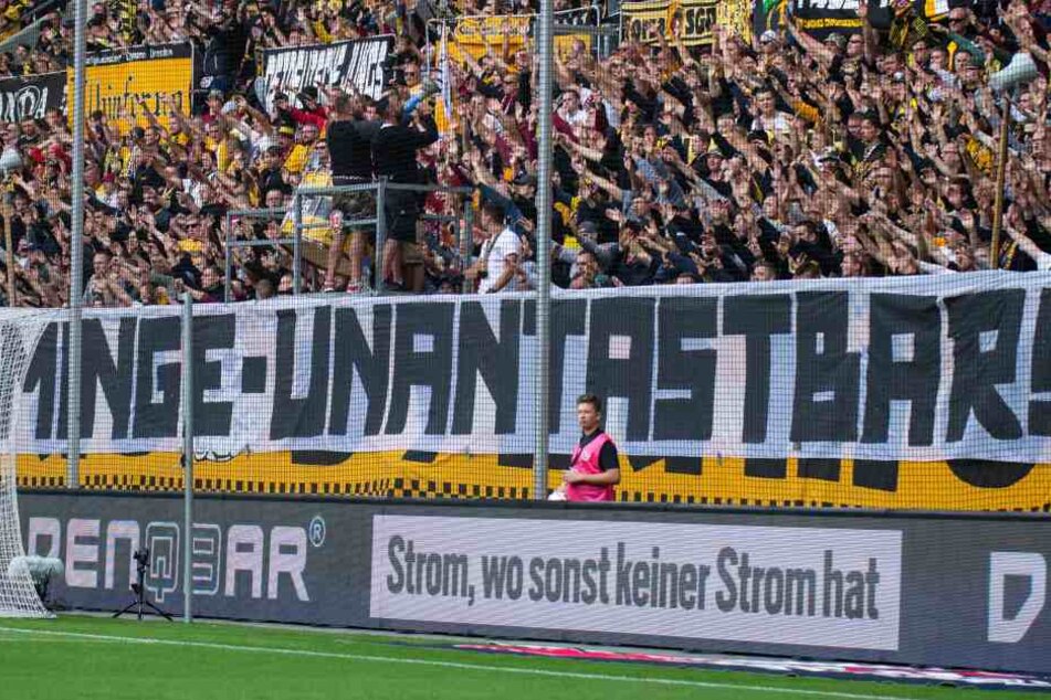 Dieses Banner brachte zutage, was seit Wochen im Hintergrund schwelt: Sollte Ralf Minge bei Dynamo gestürzt werden?