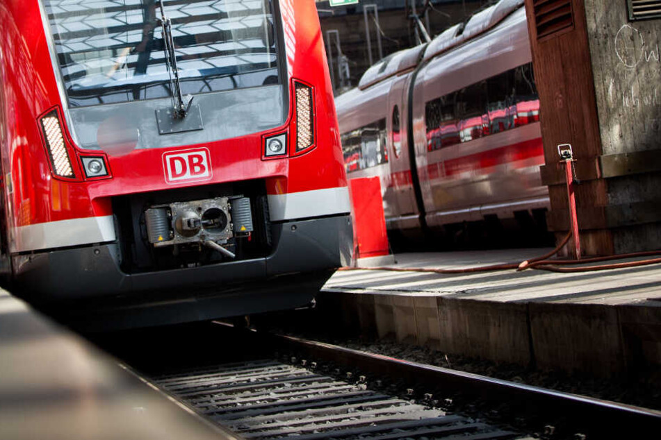 Gegen 21.20 Uhr wollten Beamte die Personalien einer Frau feststellen, die ohne gültigen Fahrschein fuhr.