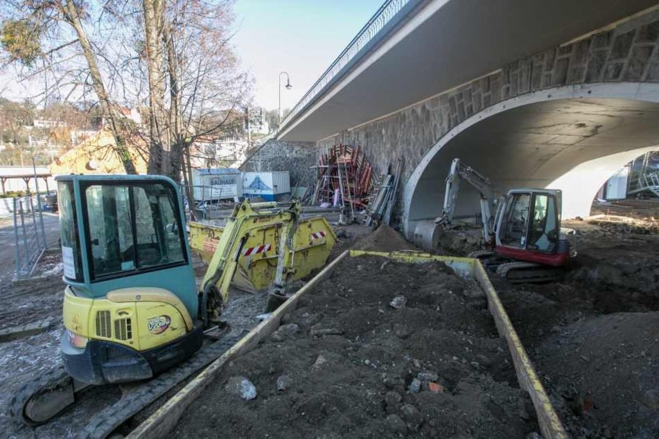 Auf Loschwitzer Seite werden die Kasematten unterhalb der Brücke
stabilisiert.