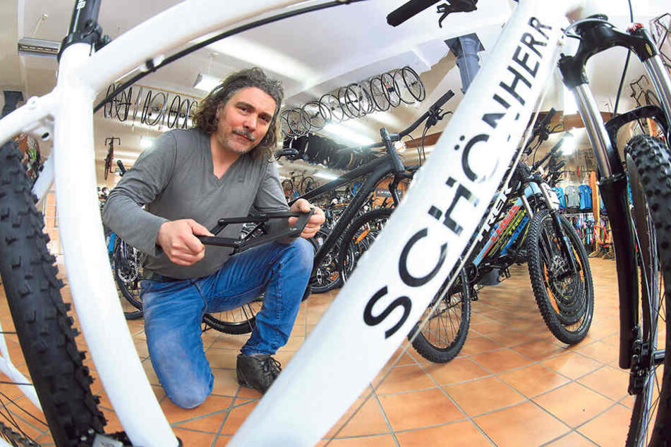 Jörg Prager (47)
baut seine Fahrräder
auf Wunsch zusammen.
Beim Thema
Sicherheit kennt er
sich aus, er empfiehlt zum Beispiel
Faltschlösser.