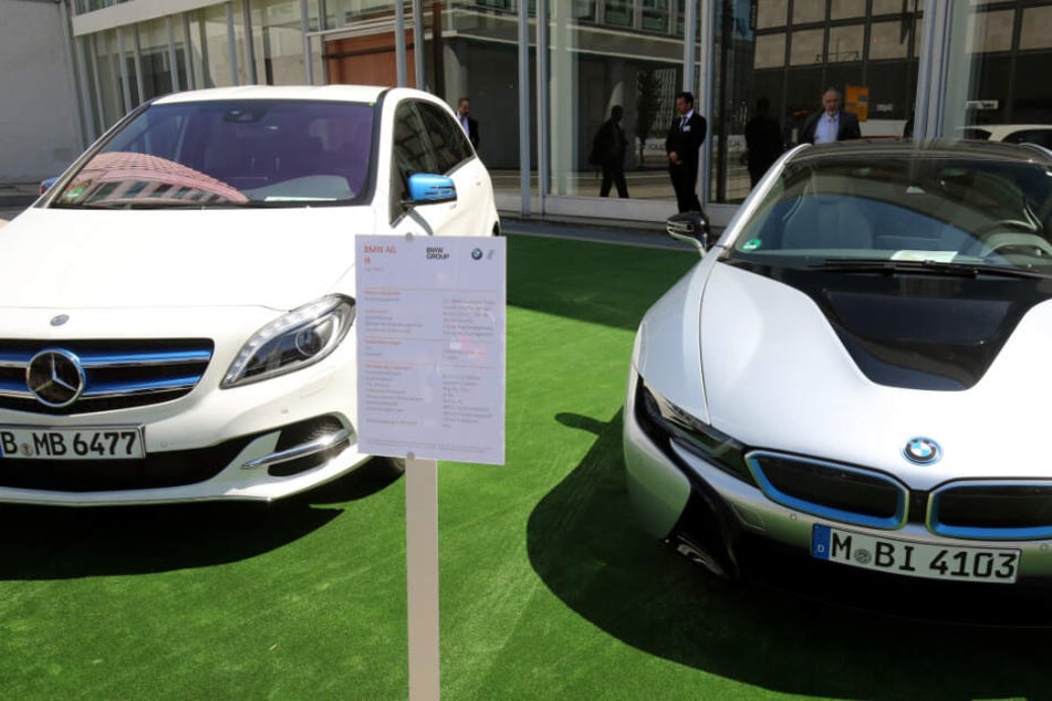 Juni 2015: Zwei Elektroautos von Daimler und BMW in Berlin.