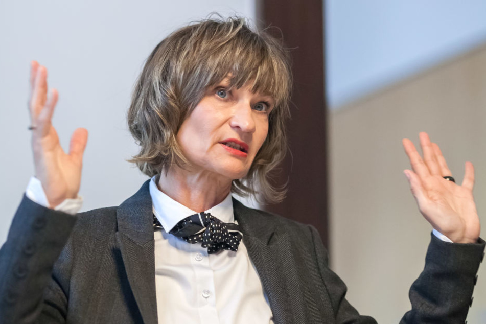 OB Barbara Ludwig (55, SPD) beruft eine Sondersitzung des
Stadtrates ein.