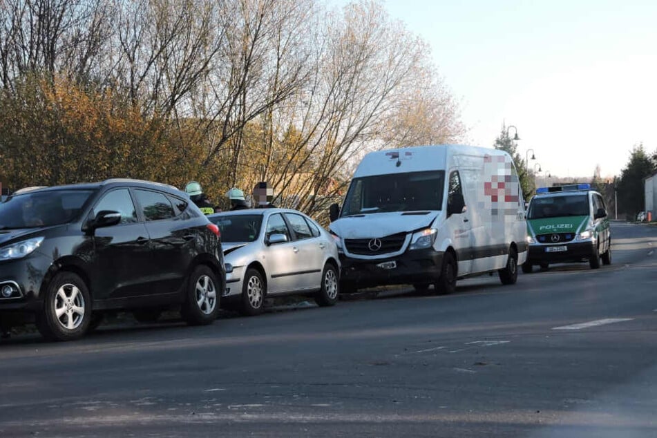 Durch die Unaufmerksamkeit eines Transporterfahrers kam es am Freitagnachmittag im Landkreis Leipzig zu einem Auffahrunfall mit drei beteiligten Fahrzeugen.