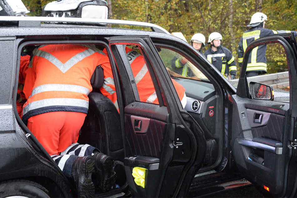 Der Mercedes kam ins Schleudern und landete an der Leitplanke. Der Fahrer war in seinem Auto gefangen.