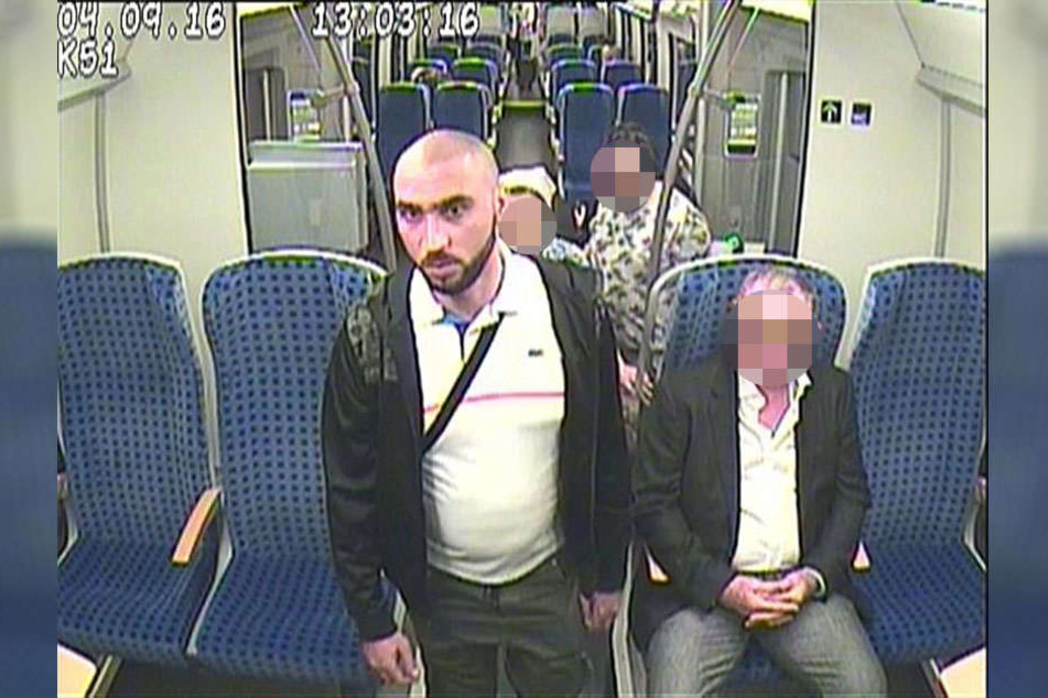 Wer hat diesen Mann gesehen? Er hatte im September 2016 in einem Regionalzug ein Mobiltelefon geklaut.