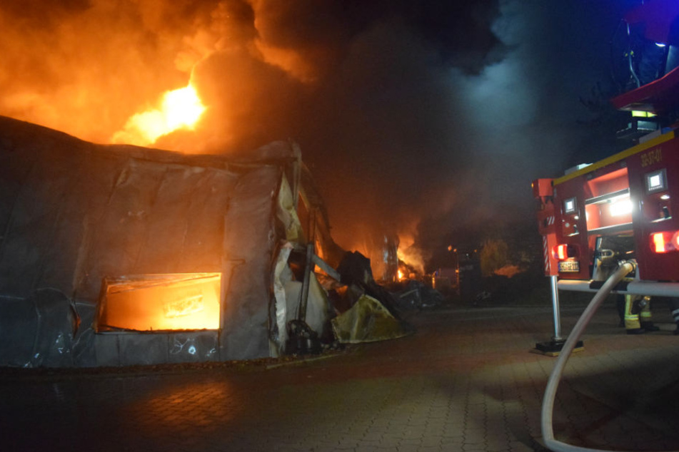 Die Industriehalle konnte von der Feuerwehr nicht mehr gerettet werden.