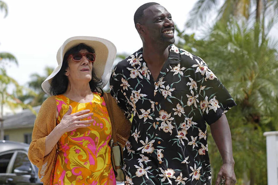 Baaba Keitas (Omar Sy) Mutter Zohra (l., Byouna) genießt das Leben in Miami in vollen Zügen.