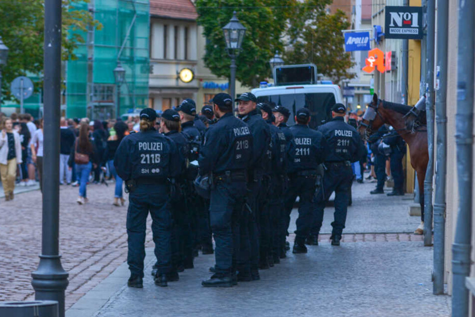 Ein Großaufgebot der Polizei, darunter eine Reiterstaffel und Wasserwerfer, sicherten die Kundgebung ab.