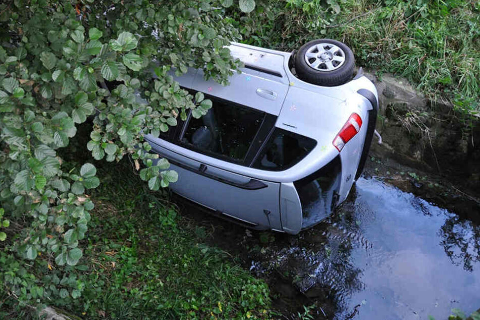 Böses Ende einer Autofahrt: In einem Bach bei Leuba landete am Montagabend ein Hyundai.