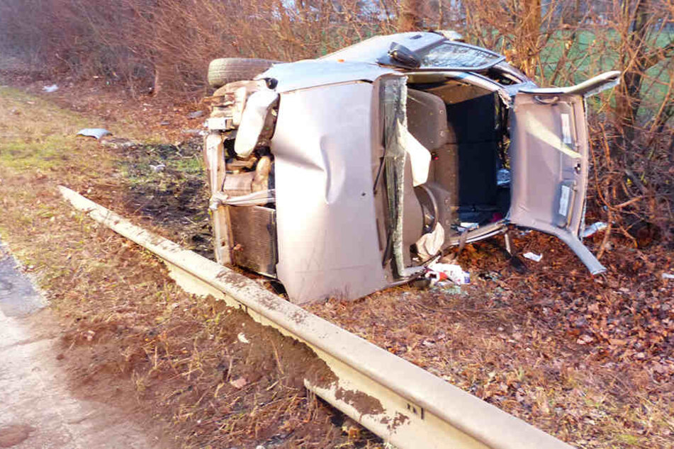 Aus diesem Wrack konnten sich der Fahrer (26) und Beifahrer (22) aus eigener Kraft retten.