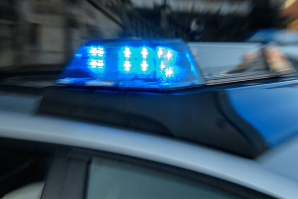 Ein 23-jähriger Bielefelder montierte sich erst ein Blaulicht auf seinen Mercedes und baute dann einen Unfall (Symbolbild).