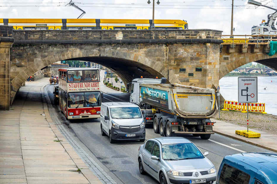 Die Busse der Stadtrundfahrt passen unter der Augustusbrücke durch. Für einen
Schwerlasttransport muss aber gebuddelt werden.