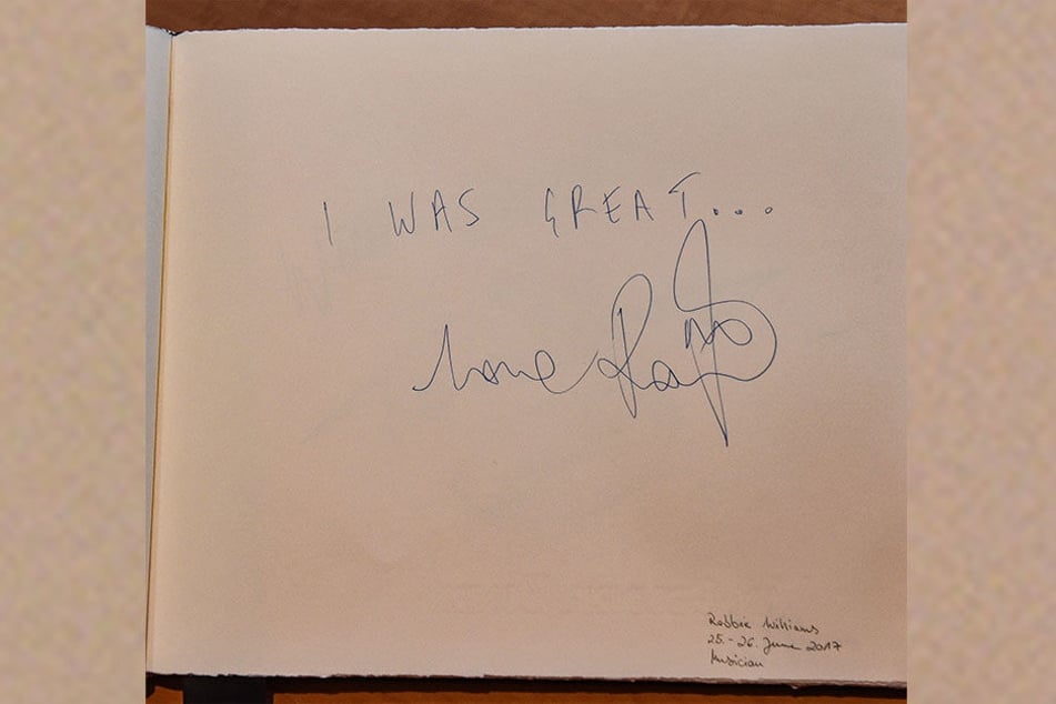 "I was great"... So trug sich Superstar Robbie Williams ins Gästebuch ein.