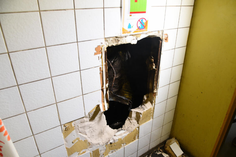 In einem Müllabwurfschacht ist der Brand offenbar entstanden.