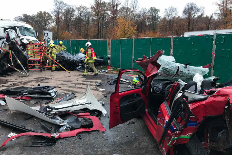 An der Unfallstelle herrscht pures Chaos. Überall liegen Trümmerteile.