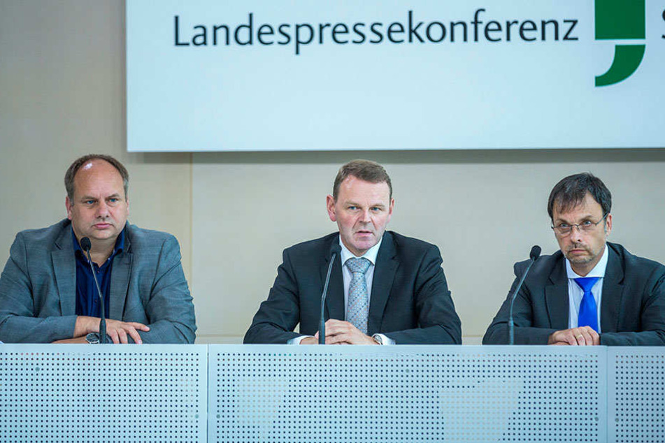 Im Juli 2016 gaben Oberbürgermeister Dirk Hilbert (FDP, l.),
Staatskanzlei-Chef Fritz Jaeckel und Steffen Zahn von der Deutschen Funkturm die
Studie in Auftrag.