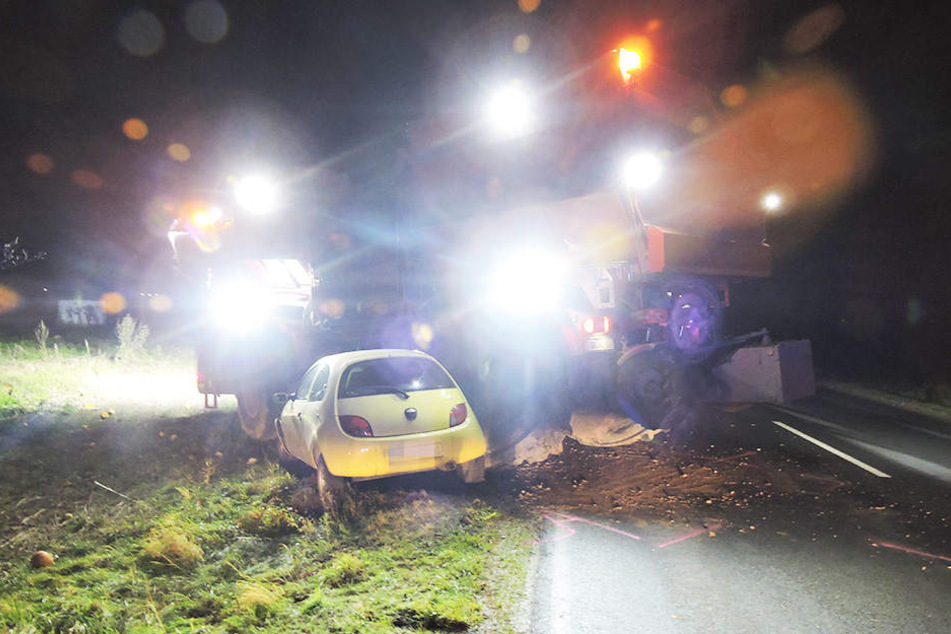 Die Frau wollte mit ihrem Ford Ka die Erntemaschine überholen, übersah jedoch, dass diese auf ein Feld abbog.