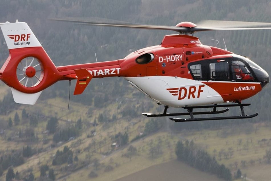Per Rettungshubschrauber wurde das schwerverletzte Kleinkind (1) ins Krankenhaus geflogen (Symbolbild).