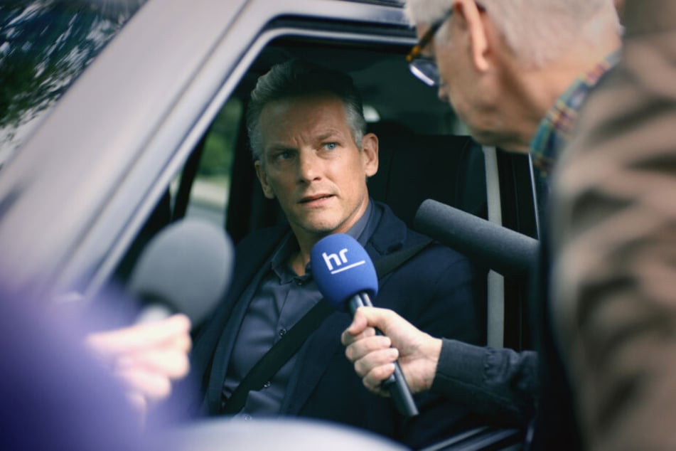 Der Sohn des bekannten Talkmasters Maarten Jansen (gespielt von Barry Atsma) wird vom "Monster aus Kassel" ermordet und zerstückelt.