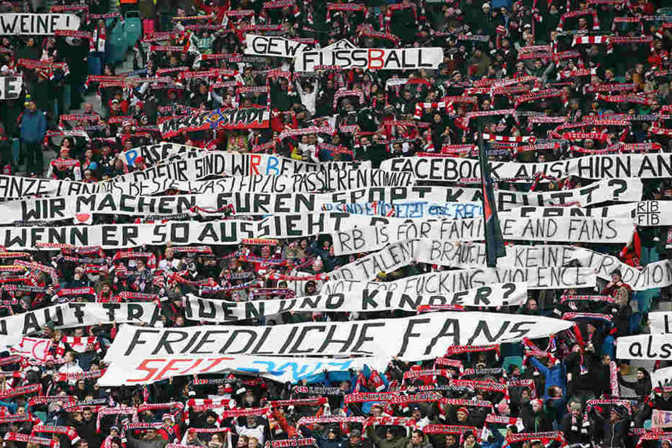Während des Spiels gegen den HSV setzten sich Leipzig-Fans gegen Gewalt zwischen Fußball-Anhängern ein.