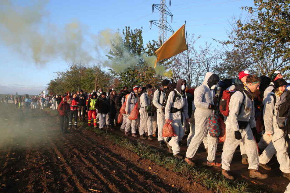 Unter die Aktivisten im Hambacher Wald mischen sich auch etliche Extreme, die vor Gewalt nicht zurückschrecken.